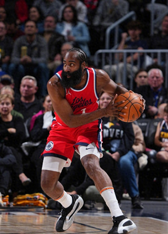  丹佛掘金迎NBA季后赛关键赛，清晨内部沟通，话题不断，高层口径保持一致