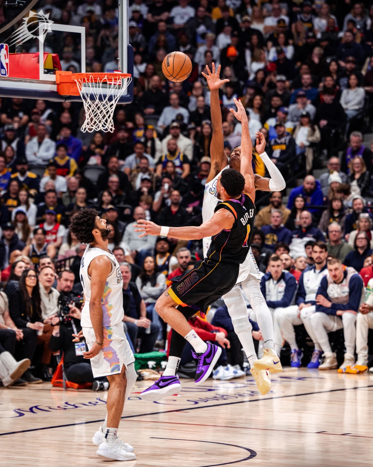  丹佛掘金迎NBA季后赛关键赛，清晨内部沟通，话题不断，高层口径保持一致